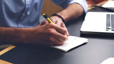 Accelerator entrepreneurs launching a startup sales
