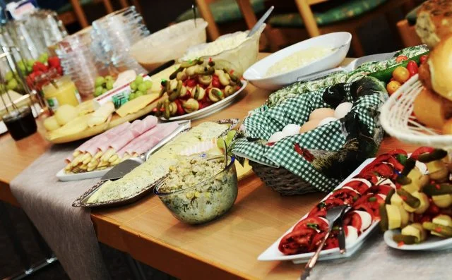 Food, people, buffet
