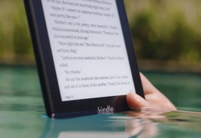 kindle Paperwhite in pool