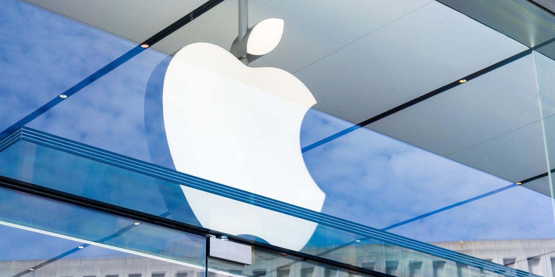 Apple Announces Pay Rise for Employees
