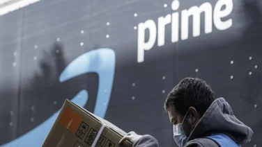 amazon delivery worker wearing protective mask