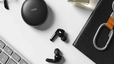 LG HBS-FN6 earbuds and case