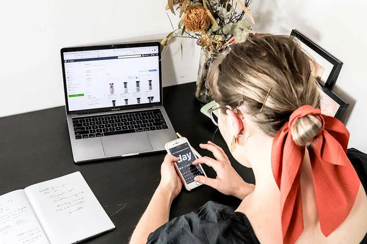 laptop ecommerce woman