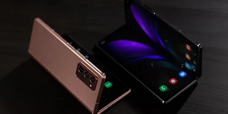 samsung galaxy z fold 2 5g screen and case