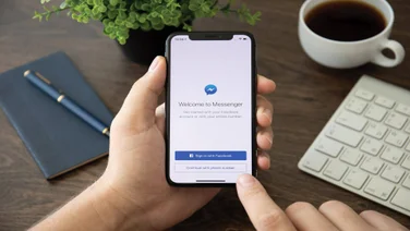someone on facebook messenger on their phone