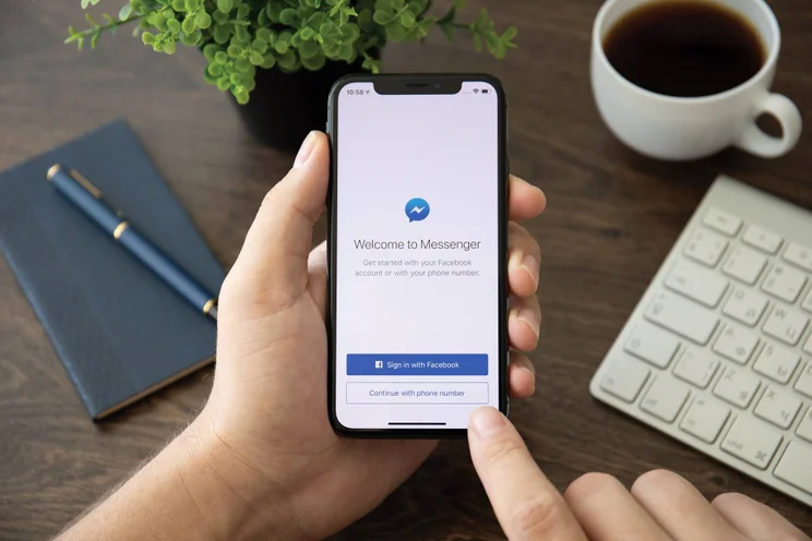someone on facebook messenger on their phone