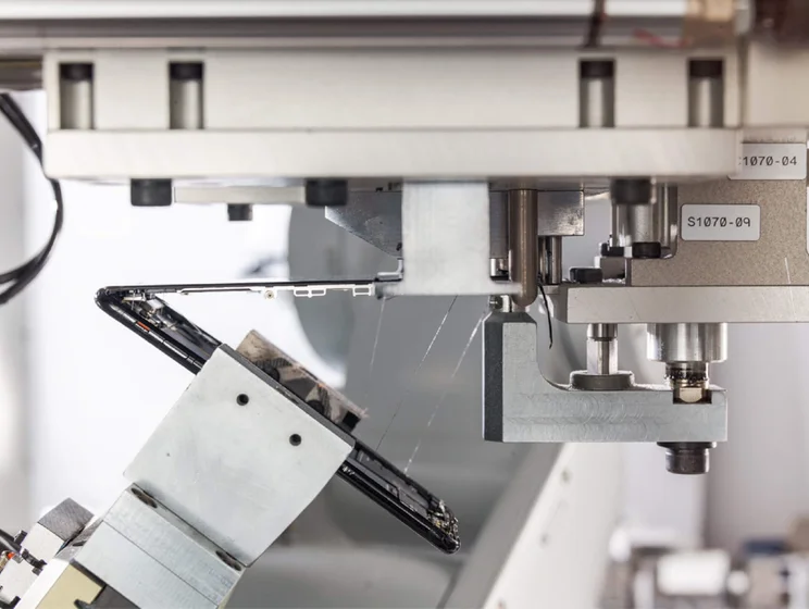 Apple robot recycling iphones