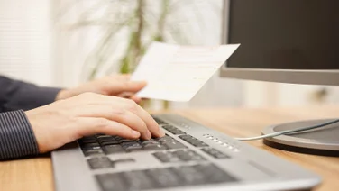 man using computer to pay for an invoice