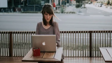 Apple delays return to office