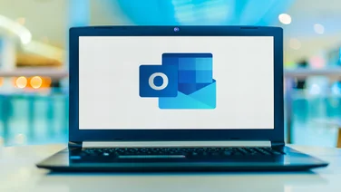 micrrosoft-outlook-laptop