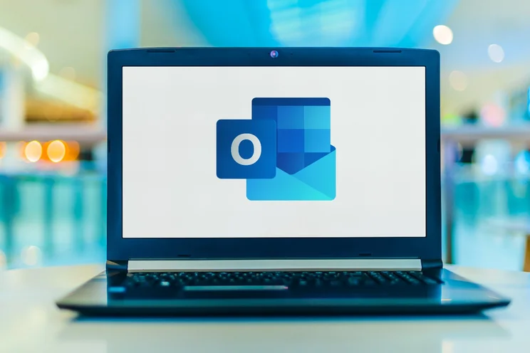 micrrosoft-outlook-laptop