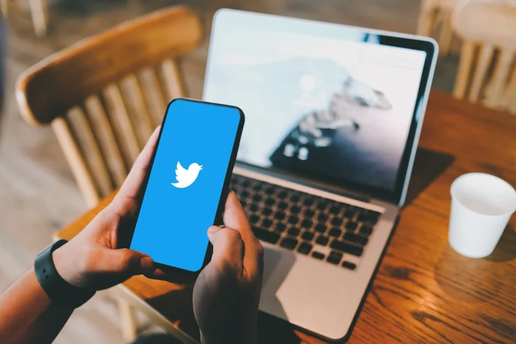 Twitter logo in iPhone