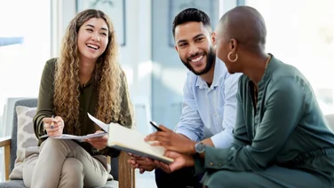 happy-employees-meeting