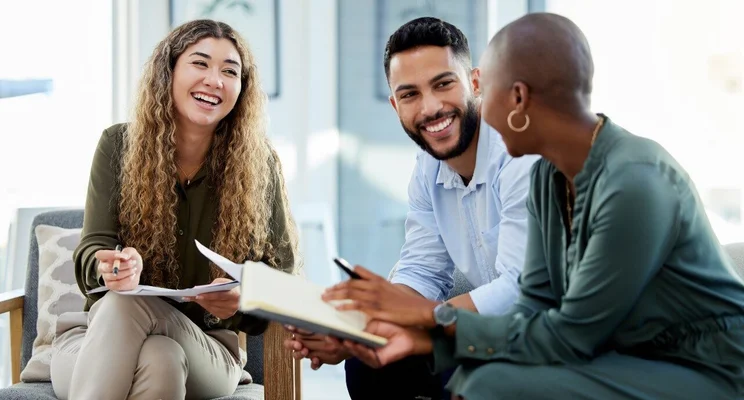 happy-employees-meeting