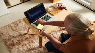 Man storing password on post it