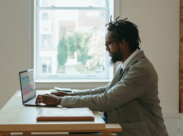Unless Tech Most US Workers Fear AI Unless It Gets Them the 4-Day Week - Tech.co