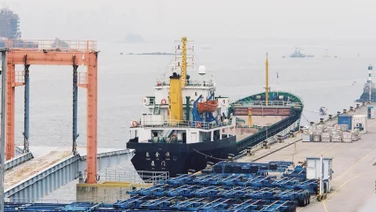 A China shipping port