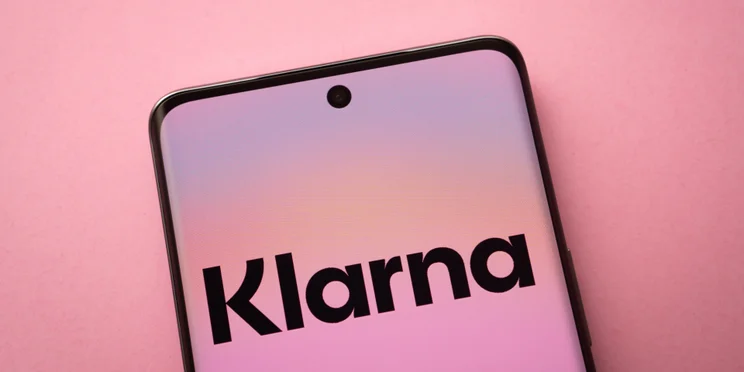 Klarna logo in pink on phone