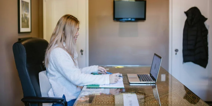 A woman learning with an online course